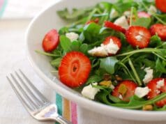 Kecskesajtos rukkola saláta friss, zamatos eperrel rukkola saláta