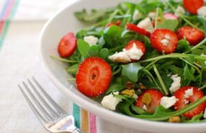 Kecskesajtos rukkola saláta friss, zamatos eperrel rukkola saláta