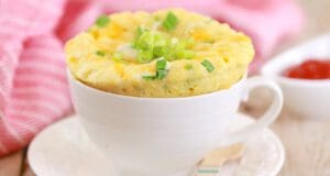 Bögrében sült tojás – gyors, finom és látványos reggeli bögrében sült tojás