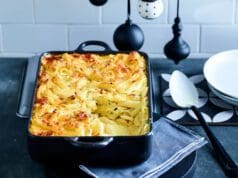 Csőben sült tejfölös tészta sok-sok sajttal tejfölös rakott tésztához