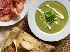 Sóskakrémleves színes, friss sóskából spenótkrémleves