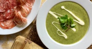 Sóskakrémleves színes, friss sóskából spenótkrémleves