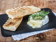 Grillezett camembert zöldfűszerekkel grillezett camembert