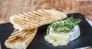Grillezett camembert zöldfűszerekkel grillezett camembert