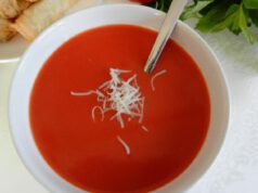 Klasszikus paradicsomleves reszelt sajttal klasszikus paradicsomleves