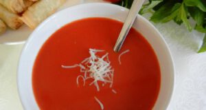 Klasszikus paradicsomleves reszelt sajttal klasszikus paradicsomleves