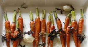 Tepsiben sült mézes-fokhagymás sárgarépa mézes fokhagymás sárgarépa