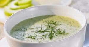 Joghurtos uborkaleves friss kaporral uborkaleves