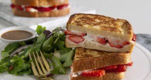 Epres bundáskenyér – finom és gyors édesség, ami reggelinek sem utolsó epres bundáskenyér