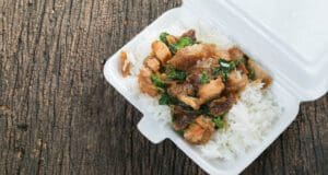 Júliustól tilos az egyszer használatos polisztirol ételdobozok és társainak forgalmazása polisztirol ételdobozok