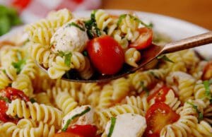 Caprese tésztasaláta, ami nélkül ez a nyár sem múlhat el caprese tésztasaláta