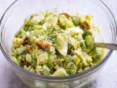 Avokádós tojássaláta zöldfűszerekkel avokádós tojássaláta