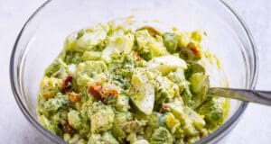 Avokádós tojássaláta zöldfűszerekkel avokádós tojássaláta