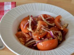 Egy igazi retró recept: ecetes paradicsomsaláta lila hagymával paradicsomsaláta lila hagymával