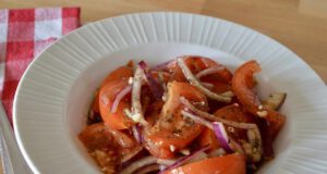 Egy igazi retró recept: ecetes paradicsomsaláta lila hagymával paradicsomsaláta lila hagymával