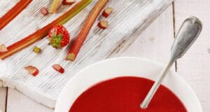 Selymes rebarbara krémleves eperrel rebarbara krémleves