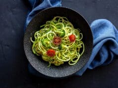 Pestós cukkinispagetti koktélparadicsommal pestós cukkinispagetti