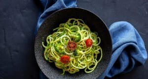 Pestós cukkinispagetti koktélparadicsommal pestós cukkinispagetti