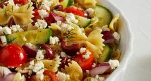 Könnyed görög tésztasaláta görög tésztasaláta