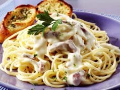 Villámgyors sajtkrémes spagetti pirított baconnel sajtkrémes tészta