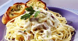 Villámgyors sajtkrémes spagetti pirított baconnel sajtkrémes tészta