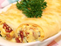 Ráérős reggeli: Tojásos palacsinta sajttal és baconnel tojásos palacsinta