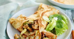 Könnyű, zöldségekkel töltött palacsinta zöldségekkel töltött palacsinta