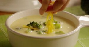 Sűrű, selymes brokkolikrémleves extra sajttal a tetején brokkolikrémleves