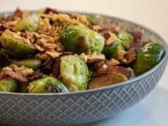 Serpenyős kelbimbó pirított baconnel serpenyőben sült kelbimbó