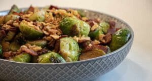 Serpenyős kelbimbó pirított baconnel serpenyőben sült kelbimbó