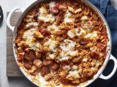 20 perc alatt kész tejszínes-kolbászos tészta tejszínes kolbászos tészta