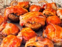 Baconbe göngyölt, aszalt szilvával töltött gomba aszalt szilvával töltött gomba