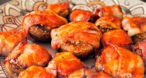 Baconbe göngyölt, aszalt szilvával töltött gomba aszalt szilvával töltött gomba