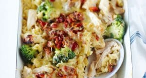 Sütőben sült csirkés-brokkolis tészta csirkés-brokkolis tészta