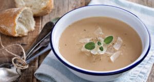 Illatos fokhagymakrémleves sült fokhagymából sültfokhagyma krémleves