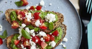 Könnyű vacsora: paradicsomos-fetás pirítós paradicsomos fetás pirítós