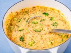 Sajtos brokkolikrémleves rengeteg olvadt cheddarral sajtos brokkolikrémleves