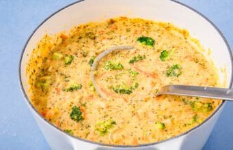 Sajtos brokkolikrémleves rengeteg olvadt cheddarral sajtos brokkolikrémleves
