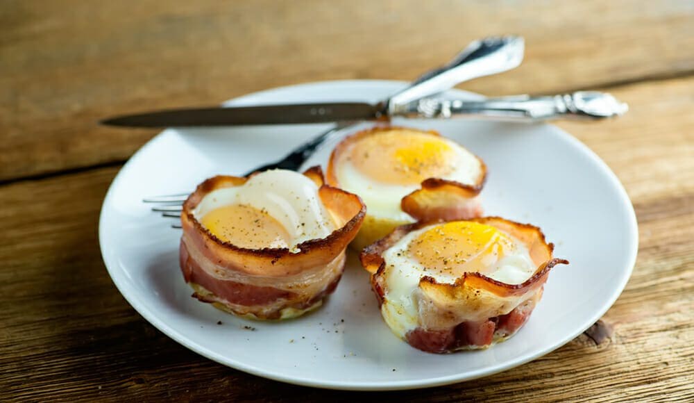 baconbe tekert tojás