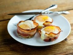Ham and eggs muffinformában készítve baconbe tekert tojás