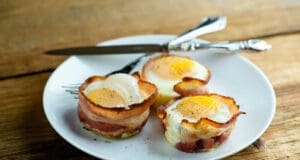 Ham and eggs muffinformában készítve baconbe tekert tojás