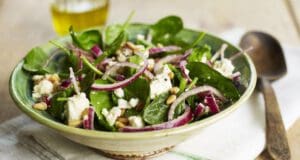 Könnyed bébispenót saláta fetával fetás diós saláta