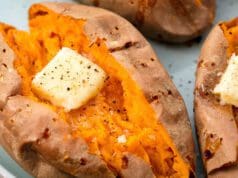 Héjában sült édesburgonya olvadt vajjal a közepén édesburgonya tepsiben