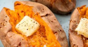 Héjában sült édesburgonya olvadt vajjal a közepén édesburgonya tepsiben