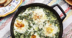 Tükörtojás spenótkoszorúban spenótos tojás