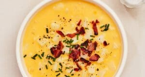 Forró krumplileves olvadó cheddarral sajtos krumplileves