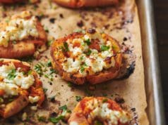 Sült édesburgonya fokhagymás vajjal és fetával sült édesburgonya fetával