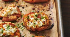 Sült édesburgonya fokhagymás vajjal és fetával sült édesburgonya fetával