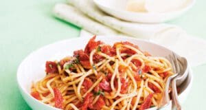 Fokhagymás-aszalt paradicsomos spagetti Fokhagymás aszalt paradicsomos spagetti