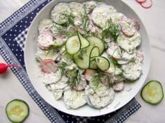 Tejfölös uborkasaláta retekkel Tejfölös uborkasaláta